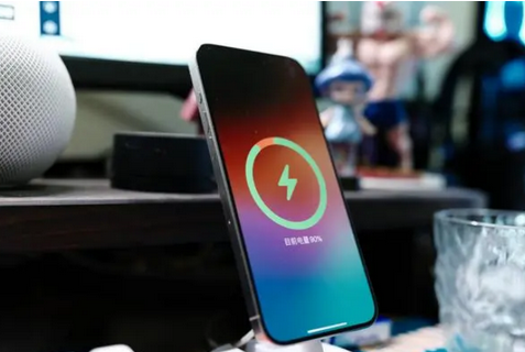 太白苹果15换屏服务分享用什么充电器给iPhone15充电更好 